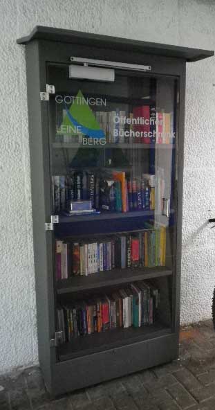 Bücherschrank mit Beschriftung